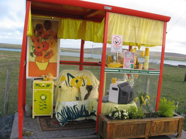 Os pontos de ônibus da ilha Inst, na Escócia, ganharam decoração sofisticada pela própria população de 614 pessoas. As paradas ganharam sofá, TV, cortina e uma mesa lateral. A ideia se transformou numa atração turística.