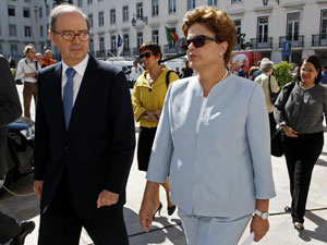 Dilma chega para o velório