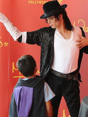 Estátua de cera de Michael Jackson na filial californiana do museu Madame Tussauds atrai fãs em Los Angeles