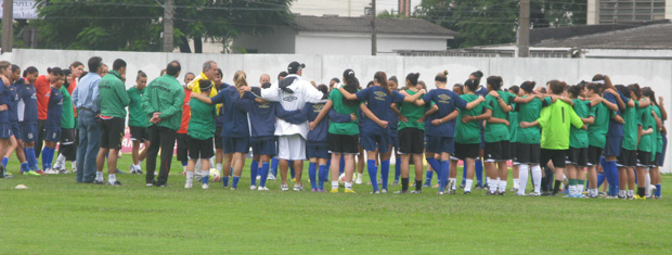 Times femininos do Santos e da Palestina se reúnem para orar juntos no CT Rei Pelé antes da sessão de treinos.