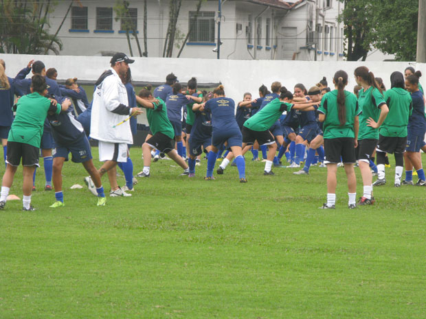 Jogadoras do Santos, de azul, ajudam equipe palestina, de verde