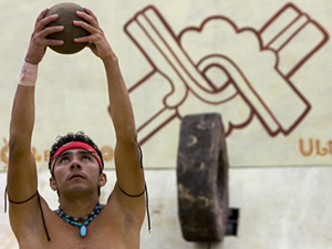 Mexicano vestido como azteca segura bola de jogo ritual