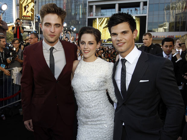 Os atores Robert Pattinson, Kristen Stewart e Taylor Lautner posam para fotos na chegada ao Nokia Theatre