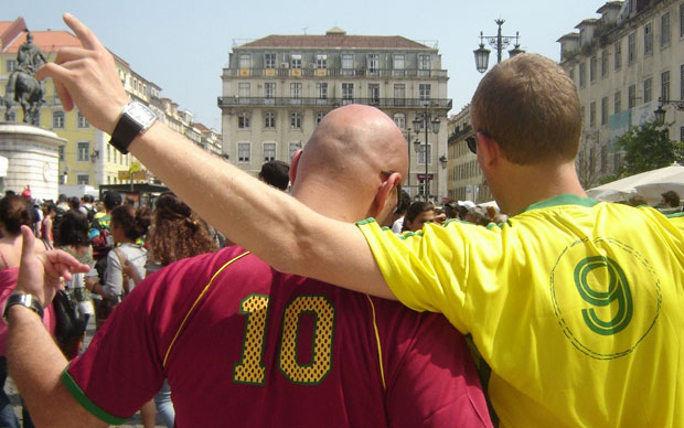 Torcedores com camisas de Portugal e Brasil viram o jogo 
juntos na Praça da Figueira