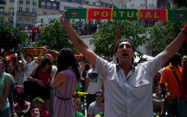 Na hora do hino, portugueses mostraram bandeiras e faixas
