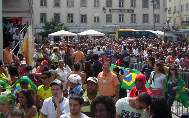 Público se reuniu para acompanhar a partida em telão no 
centro da capital portuguesa