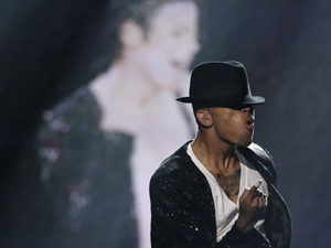 Chris Brown homenageou Michael Jackson no palco.