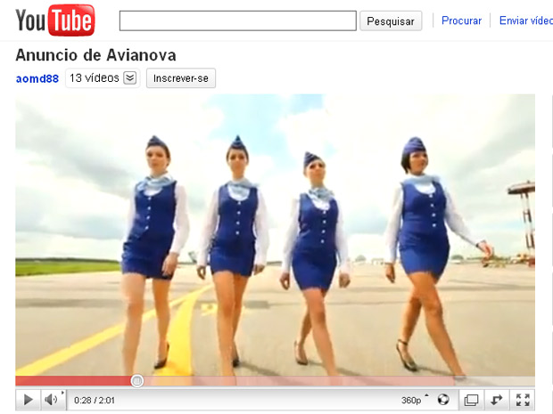 Aeromoças aparecem de uniforme no começo do vídeo