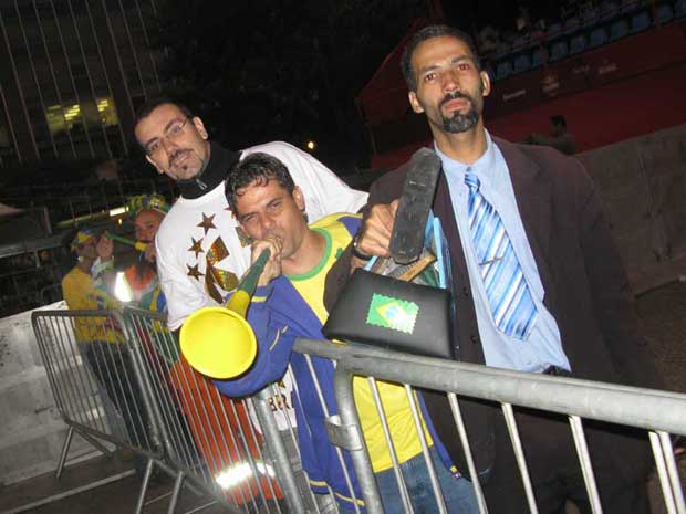 Claiton Assad, Márcio Henrique e José dos Santos foram os 
primeiros a chegar à região onde um telão transmite os jogos do Brasil.