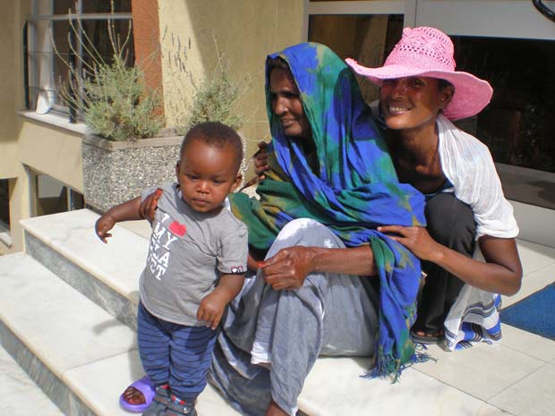Waris Dirie (direita), com a mãe Fatuma e o filho, Leon.