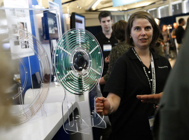 Emily Cooper, cientista do Intel Labs, demonstra um  alto-falante funcionando sem a nacessidade de fios de energia elétrica.