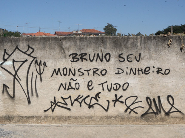 Muro pichado contra Bruno em MG