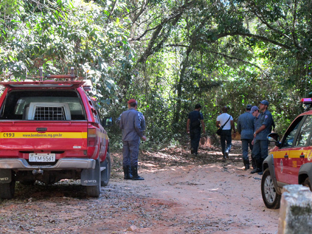 Bombeiros fazem varredura em terreno de sítio em Esmeraldas