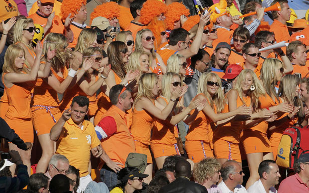 Holandesas com vestidos laranja retiradas do estádio pela Fifa por suspeita de 'marketing de emboscada'