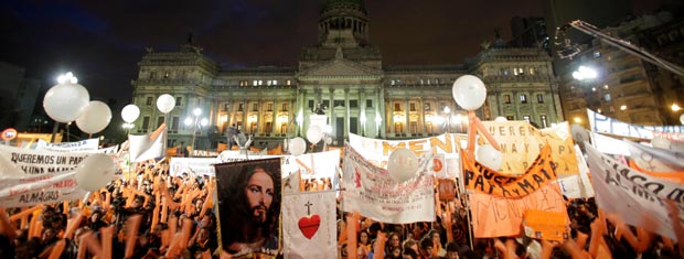 Grupos católicos manifestam-se contra o casamento gay nesta terça-feira (13) em frente ao prédio do Congresso, em Buenos Aires.