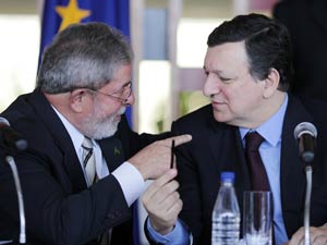 O presidente Lula e o presidente da Comissão Europeia, José Manuel Durão Barroso, durante a 4ª Cúpula Brasil-União Europeia, nesta quarta (14)