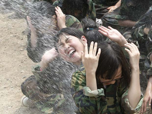 O acampamento tem 156 crianças e dura três dias. O objetivo é
 fortalecer os jovem mental e fisicamente. A Coreia do Sul tecnicamente 
ainda está em guerra com a vizinha Coreia do Norte.
