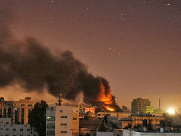 Fumaça é vista na Cidade de Gaza, em bombardeio israelense durante ofensiva em janeiro de 2009