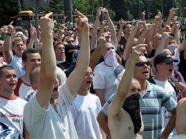 Com gestos obscenos, jovens protestam contra a realização da  Parada Gay em Varsóvia.