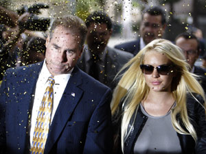 Fãs jogaram confete na chegada de Lindsay Lohan à corte