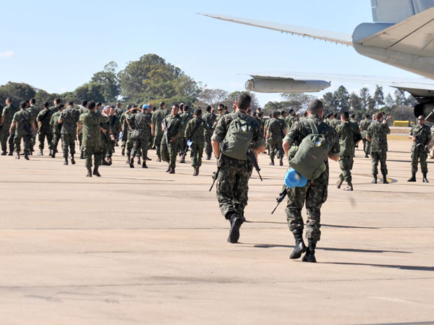 Militares brasileiros embarcam para o Haiti onde vão compor a
 Missão de Paz da ONU 