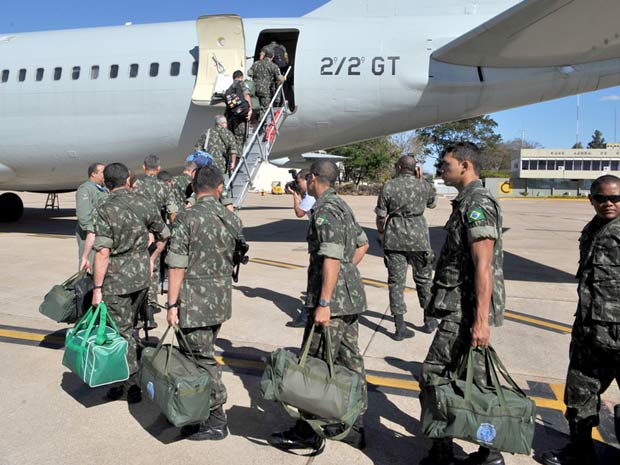 Militares brasileiros embarcam para o Haiti onde vão compor a
 Missão de Paz da ONU