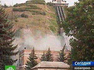 Imagem do canal russo NTV mostra fumaça saindo da usina hidrelétrica atacada em Kabardino-Balkariya, após grupo invadir complexo e explodir três bombas.