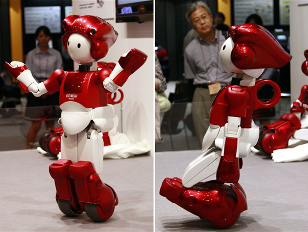 A empresa japonesa de eletrônicos Hitachi apresentou nesta quinta-feira (22) o robô Emiew2. O humanoide de 80 centímetros e 14 quilos foi desenvolvido com rodinhas para andar sobre qualquer superfície, inclusive solos irregulares, com falhas.