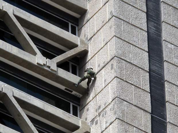 Policial do Bope desce de rapel a torre do Rio Sul.