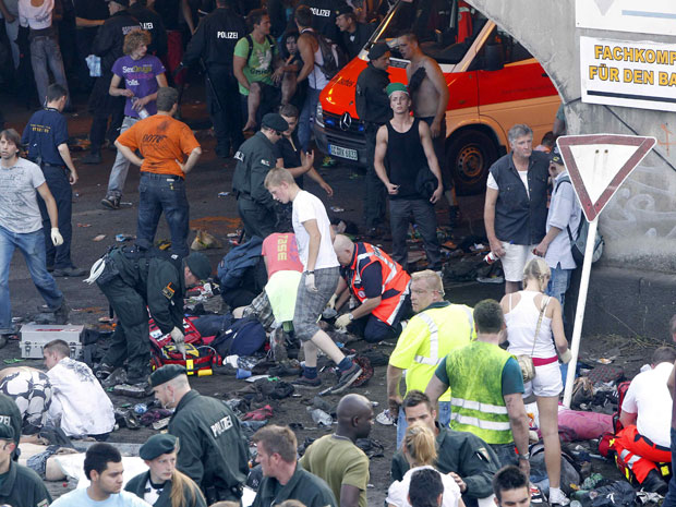 Feridos são socorridos após tumulto neste sábado (24) na Love Parade, na cidade alemã de Duisburg.