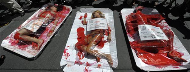 Os ativistas argumentam que o hábito de comer carne leva ao abuso e à morte violenta de animais.