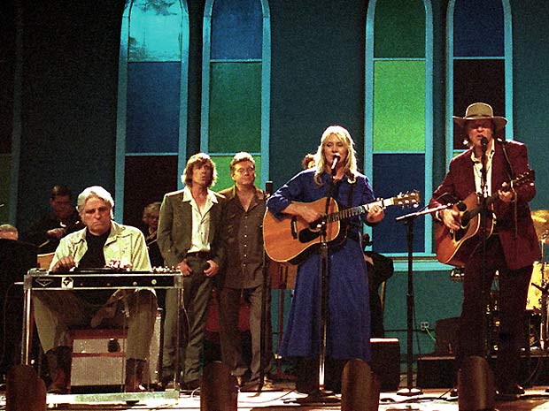 O músico Ben Keith (tocando steel guitar sentado) ao lado de Pedi Young e Neil Young, em cena do filme 'Heart of gold'
