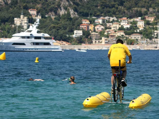 O inventor Truong Minh-Loc apresentou nesta quarta-feira (28) no mar Mediterrâneo em Villefranche sur Mer, perto de Nice (França), uma bicicleta anfíbia. 