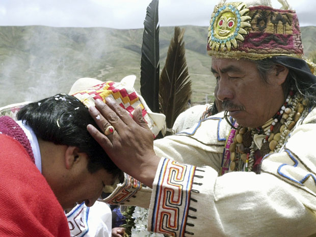 Foto de arquivo mostra o então presidente eleito da Bolívia, Evo Morales, sendo abençoado por Valentin Mejillones em 21 de janeiro de 2006.