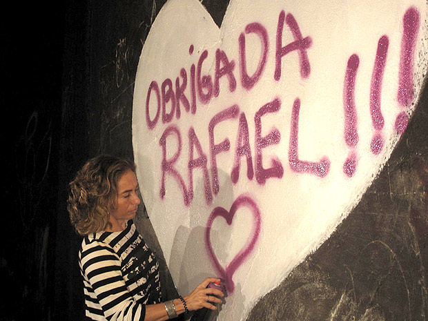 Atriz Cissa Guimarães deixou uma mensagem em homenagem ao filho Rafael Mascarenhas no muro do Túnel Acústico
