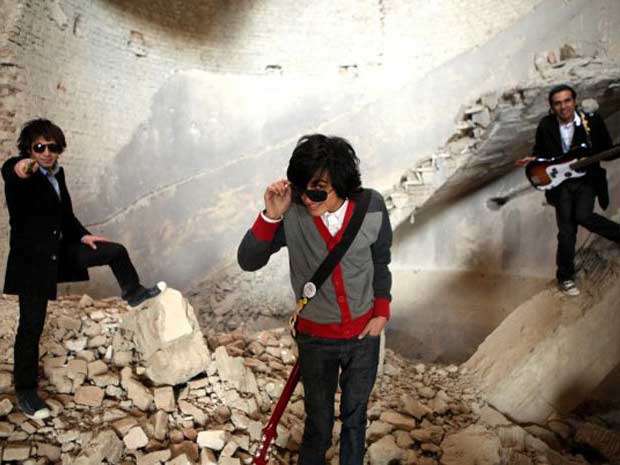 Os integrantes da banda posam em prédio em ruínas da capital do Afeganistão