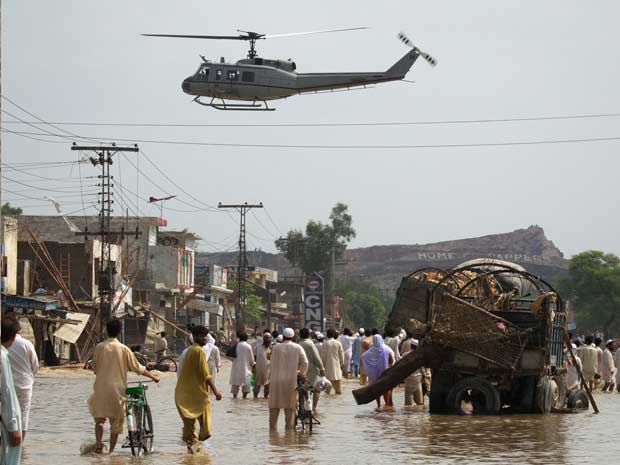 Helicópteros são usados para tentar dar apoio à população afetada pelas inundações no Paquistão