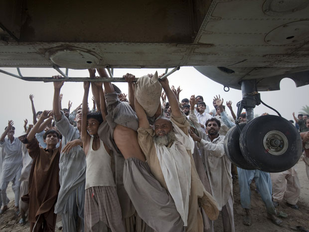 Paquistaneses tentam se agarrar aos helicópteros diante das inundações  