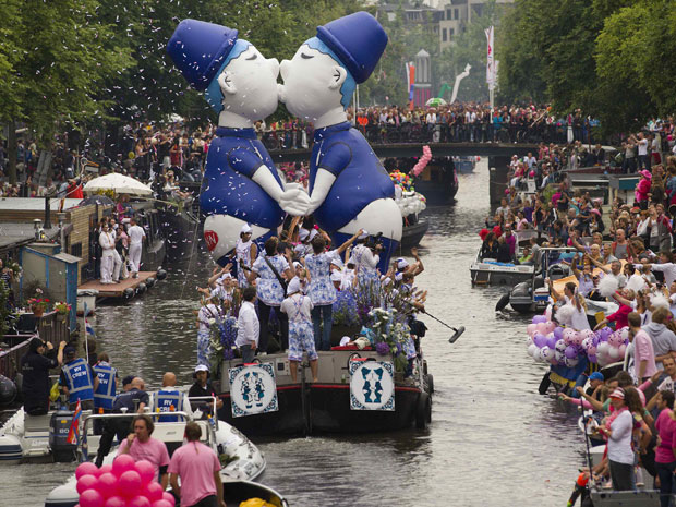 Parada Gay nos canais de Amsterdan