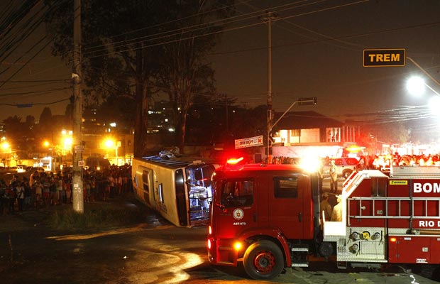 Acidente entre trem e ônibus em Nova Iguaçu