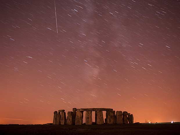 Perseidas é registrada sobre Stonehenge, na planície de Salisbury, ao sul da Inglaterra. Foto de exposição longa.