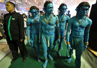 Modelos caracterizados como os personagens de 'Avatar'