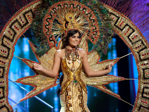 Jimena Navarrete, Miss México, apresentou sua roupa típica