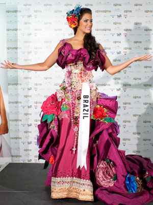 Débora Lyra usou vestido inspirado no 'barroco brasileiro'