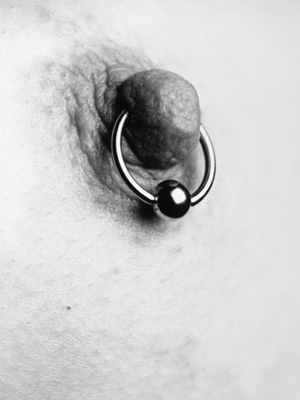 Estudo publicado no “The Journal of the American College of Surgeons”, documenta o risco associado aos piercings de mamilo