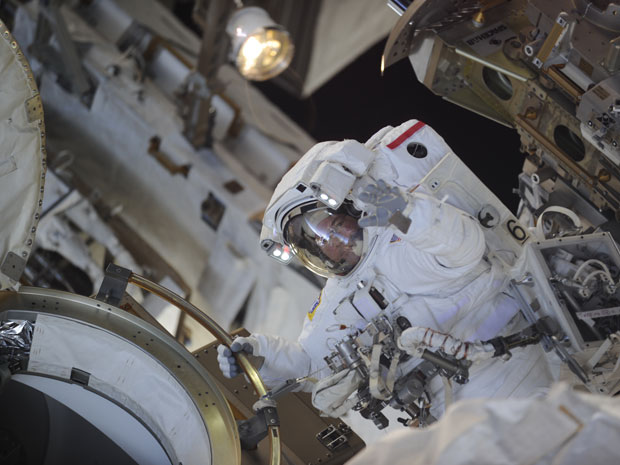 Douglas Wheelock, astronauta da Nasa, durante trabalho externo na estação espacial