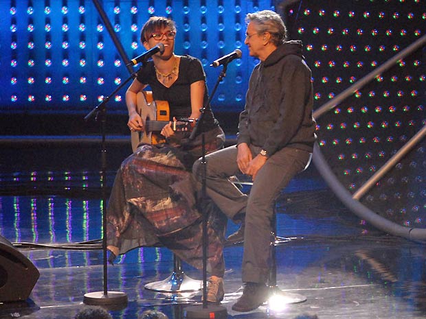 Maria Gadú, que recebeu o prêmio de Melhor Álbum, canta 'Rapte-me, camaleoa' junto com Caetano Veloso