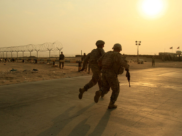 Militares do Exército americano correm em direção à fronteira do iraque com o Kwait, no último dia 18 de agosto