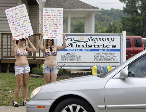 Strippers Elizabeth Smith (à esquerda) e Brittany Johnson participam do protesto.