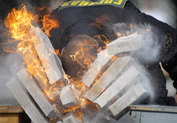 Soldado quebra bloco de concreto em chamas com a cabeça.